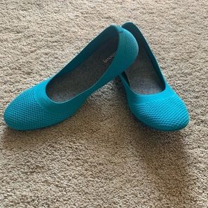 Like new! All birds Tree Breezers